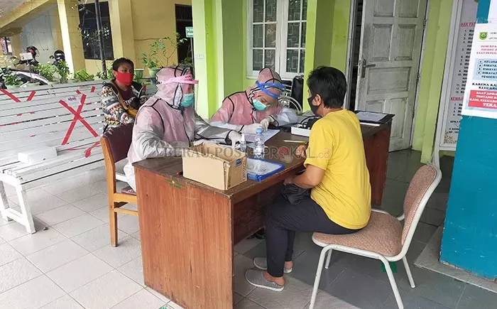 TAK SEBANDING: Setiap harinya, jumlah pasien yang berobat di Puskesmas Tanjung Redeb tak sebanding dengan jumlah ruangan yang ada.