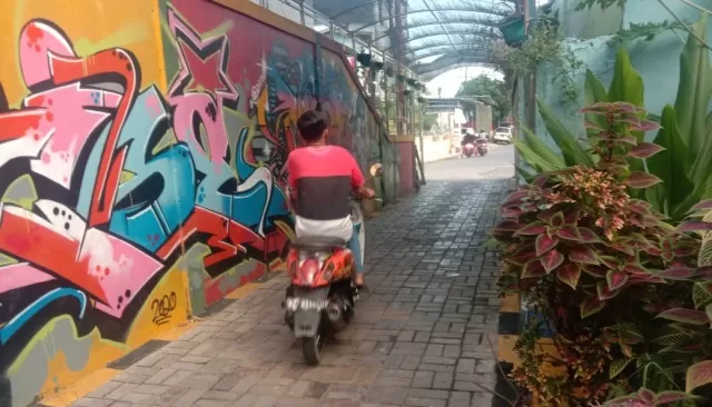 NAMPAK INDAH: Pengecetan jalan hingga pembuatan grafiti di lingkungan RT 4, Kelurahan Tanjung Redeb membuat wilayah tersebut kerap menjadi lokasi spot foto masyarakat.