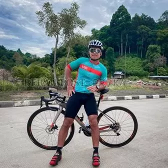 HOBI SEPEDA: Henry Budi Utomo, Warga Tanjung Redeb yang menggemari olahraga sepeda sejak masih anak-anak hingga saat ini.
