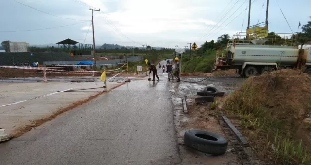 BIAR ASRI: Para pekerja di BUMK Gurimbang saat melakukan penyiraman jalan crossing, sehingga jalanan pun tak terlihat gersang.