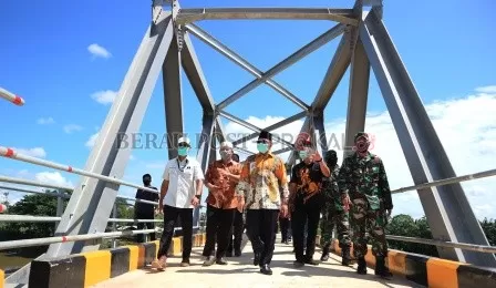 PENGHUBUNG ANTAR KAMPUNG: Jembatan Agathis telah rampung dan sudah mulai dimanfaatkan masyarakat, khususnya masyarakat Kampung Tumbit Dayak dan Long Lanuk, Sambaliung.