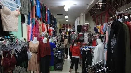 PENJUAL PAKAIAN: Para pedagangan pakaian di Pasar Sanggam Adji Dilayas saat menjajakan jualannya.