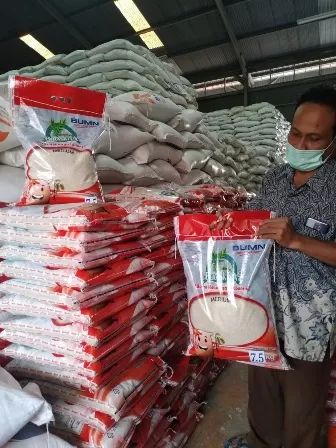 TERIMA: Berau dapat bantuan 7,2 ton beras dari Pemprov Kalimantan Timur yang akan diserahkan kepada masyarakat terdampak Covid-19.