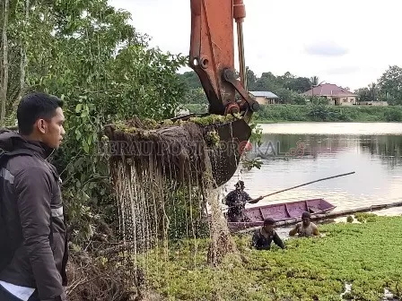 TUNTAS: Kepala Kampung Tumbit Melayu Maspri, saat mengawasi pembersihan danau yang menggunakan ADK tahap pertama. Saat ini pihaknya tengah mempersiapkan pencairan ADK tahap kedua.