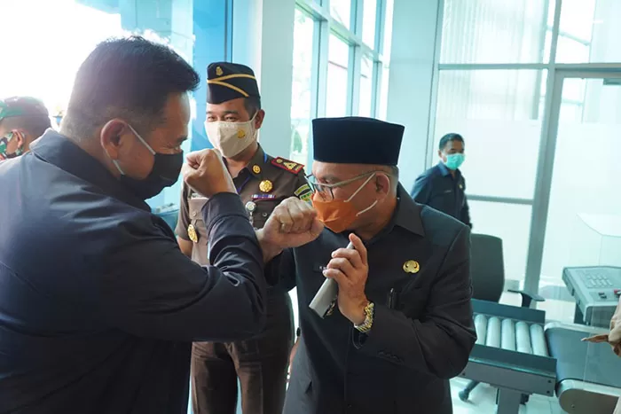 SAMBUT KAPOLDA: Bupati Muharram menyambut kunjungan kerja Kapolda Kaltim, Irjen Pol Muktiono di Bandar Udara Kalimarau, kemarin (7/7).