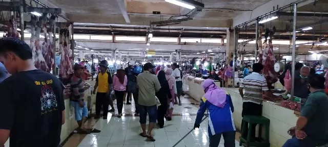 SUASANA PASAR: Aktivitas pedagang dan pembeli di Pasar Sanggam Adji Dilayas cukup padat. Petugas keamanan pasar pun harus kerja ekstra memastikan protokol kesehatan diterapkan oleh pedagang dan pengunjung.