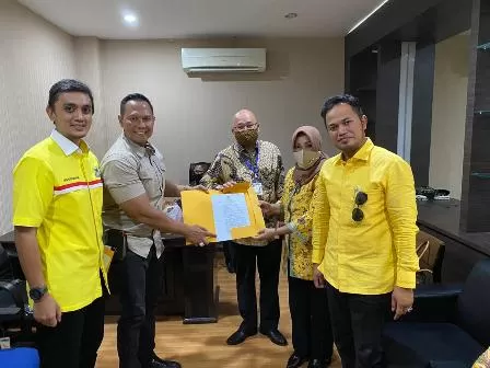 TERIMA SK: Seri Marawiah dan Agus Tantomo, menerima SK penetapan pasangan calon yang akan diusung Partai Golkar pada Pilkada Berau 2020, di Jakarta kemarin (12/7).