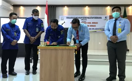 TANDA TANGANI MOU: Direktur Perumda Air Minum Batiwakkal Saipul Rahman, bersama Kepala Kejaksaan Negeri (Kajari) Berau Jufri, menandatangani nota kesepahaman (MoU), kemarin (13/7).
