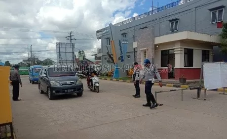 PROTOKOL KESEHATAN: Para petugas Gugus Tugas saat melakukan pengawasan di pintu masuk Pasar Sanggam Adji Dilayas, kemarin (13/7).