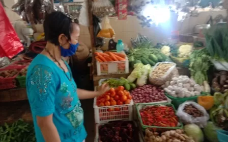 SEPI PEMBELI: Pedagang sayur di Pasar Sanggam Adji Dilayas, Agustina saat menjajakan dagangannya di pasar.