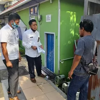 PELAYANAN MAKSIMAL: Direktur Perumda Air Minum Batiwakkal saat turun langsung ke rumah pelanggan untuk mengecek water meter guna memastikan tagihan sesuai produksi air.