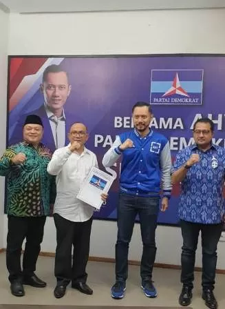 TERIMA REKOMENDASI: Ketua Umum Partai Demokrat, Agus Harimurti Yudhoyono menyerahkan rekomendasi kepada pasangan Muharram – Gamalis (Ragam) sebagai calon bupati dan wakil bupati pada Pilkada Berau 2020.
