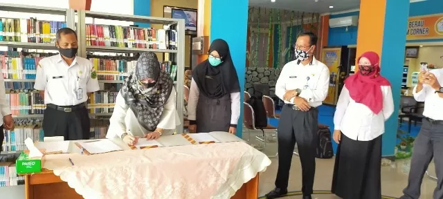 KERJASAMA: Empat lembaga melakukan menandatangai kesepahaman bersama dalam program peduli perpustakaan sekolah di Kabupaten Berau.