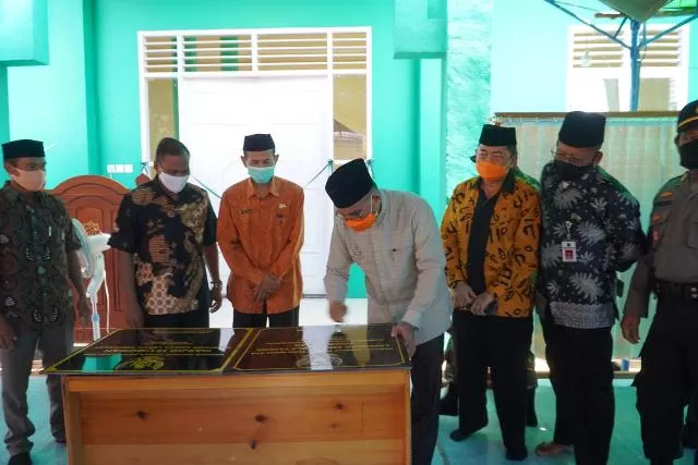 DIRESMIKAN: Bupati Berau Muharram menandatangani prasasti peresmian Masjid Istiqomah dan lapangan sepak bola di Kampung Muara Lesan.