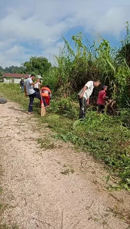 PROGRAM KERJA: Empat RT di Kelurahan Sambaliung menggelar gotong-royong untuk menjaga kebersihan lingkungan.