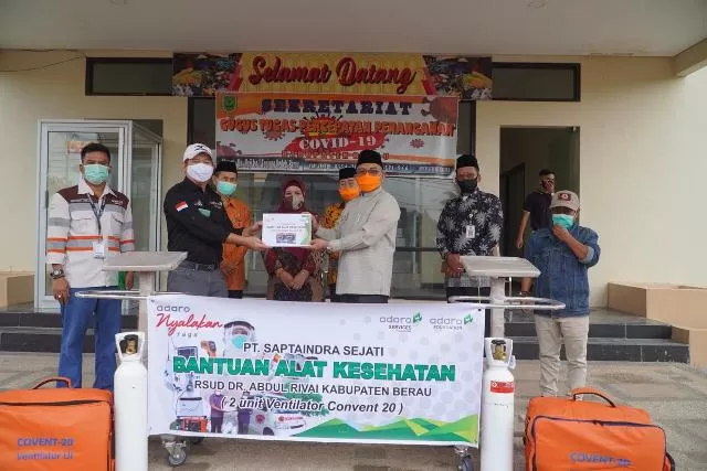 BANTUAN VENTILATOR: Bupati Berau Muharram secara simbolis menerima bantuan ventilator untuk penanganan pasien Covid-19 dari PT SIS yang selanjutnya diserahkan ke RSUD dr Abdul Rivai Tanjung Redeb.
