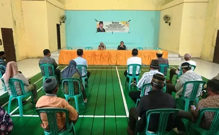 TEMU WARGA: Ketua DPRD Kaltim, Makmur HAPK ketika melanjutkan reses di Kecamatan Bidukbiduk, Minggu (26/7).