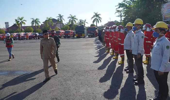APEL SIAGA: Bupati Berau Muharram, memeriksa pasukan pada apel siaga pengendalian karhutla di Lapangan Pemuda Tanjung Redeb, kemarin.