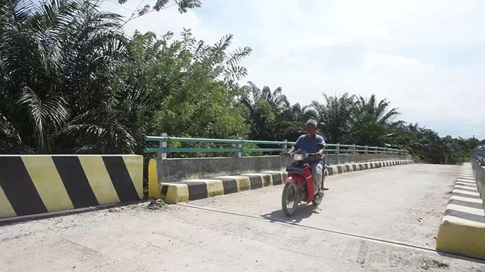 LEBIH MUDAH: Jembatan Kedasa membuat warga di Kampung Suaran menjadi lebih dekat dan aman untuk menuju ke perkebunan maupun tambak.