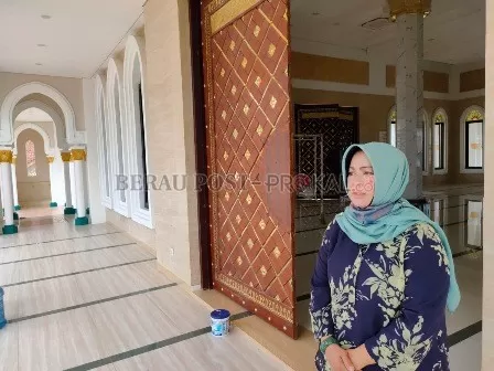 PERSEMBAHAN: Seri Marawiah Makmur, di depan pintu masuk masjid yang dibangunnya bersama suami di Teluk bayur. Semua ini dipersembahkan untuk umat.