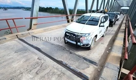 MASA PERBAIKAN: Jembatan yang menghubungkan Tanjung Redeb- Gunung Tabur dan wilayah Kalimantan Utara saat ini dalam masa pemeliharaan.