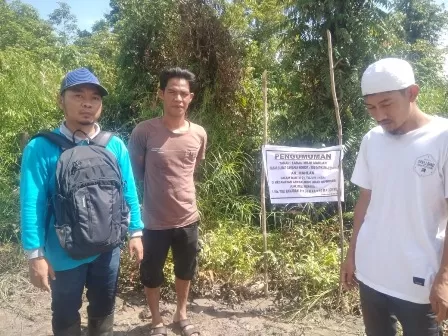 AGAR TAK TUMPANG TINDIH: Aparat kecamatan memberi tanda pada lahan garapan masyarakat, usai dilakukan mediasi.