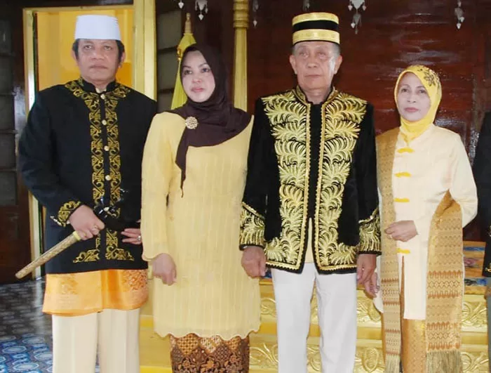 DATU SETIA NEGARA: Makmur HAPK bersama istri Seri Marawiah, foto bersama salah seorang kerabat kesultanan Sambaliung.