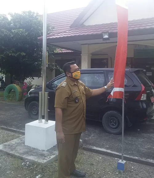 SEMARAKKAN: Lurah Gayam Iskandar Zulkarnain, imbau warga menyemarakkan HUT ke-75 RI dengan memasang umbul-umbul di halaman rumah masing-masing.