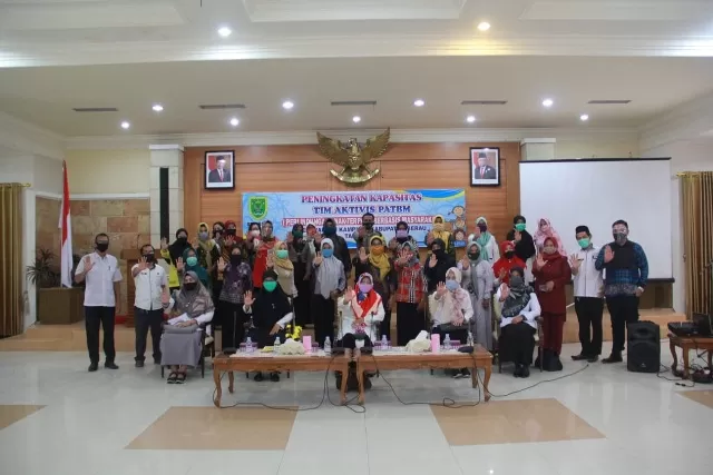 TINGKATKAN KAPASITAS: DPPKBP3A Berau menggelar kegiatan peningkatan kapasitas tim aktivis PATBM selama dua hari di Balai Mufakat Tanjung Redeb.