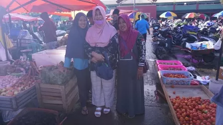 RINDU: Hj Seri Marawiah Makmur, berfoto bersama pedagang pasar subuh Adji Dilayas, yang mengaku merindukannya.