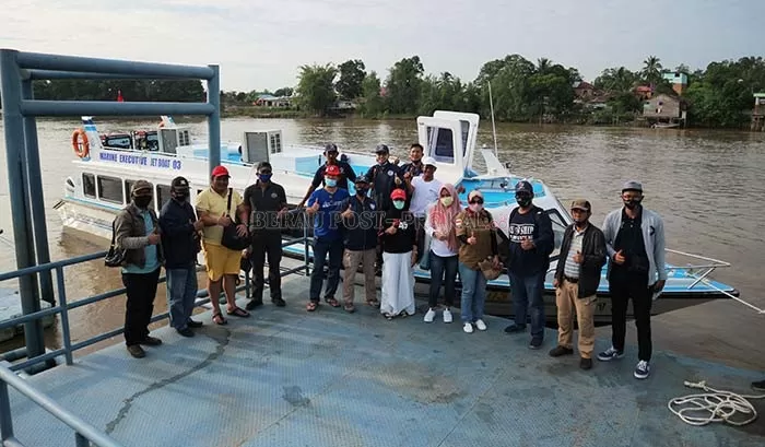FOTO BERSAMA: Forum Komunitas Maritim Berau (FKMB) usai melakukan uji coba speedboat Marine Executive Jet Boat 03 dengan rute Tanjung Redeb-Pulau Derawan-Pulau Maratua.