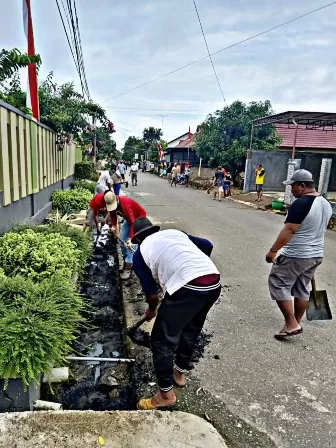 GOTONG-ROYONG: Sejumlah warga gotong-royong membersihkan sejumlah wilayah di RT 12 Kelurahan Karang Ambun. (warga tanjung)