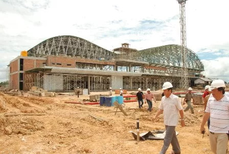MONUMENTAL: Makmur HAPK, terus memantau proses pembangunan Bandara Kalimarau sejak peletakan batu pertama hingga selesai dikerjakan, saat masih menjabat Bupati Berau, beberapa tahun lalu.
