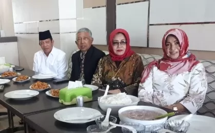 AKRAB: Mantan Menristek Gusti Muhammad Hatta (dua kiri) saat bertemu Makmur HAPK dan Seri Marawiah di rumah makan Sky Resto, beberapa waktu lalu.