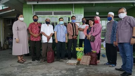 AKSI SOSIAL: Pengurus Gereja Katolik Paroki St Eugenius De Mazenod Tanjung Redeb, merayakan HUT ke-41 dengan menggelar aksi bantuan sosial (ABS) kepada warga di 16 RT Kecamatan Tanjung Redeb, kemarin.