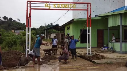GOTONG-ROYONG: Sejumlah warga usai menyelesaikan pembangunan gerbang di Gang Kasmito.