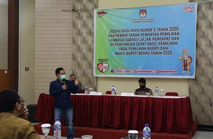 SOSIALISASI: Ketua KPU Berau Budi Harianto, memaparkan  laksanakan sosialisasi tentang PKPU Nomor 5 Tahun 2020 di Grand Parama Hotel kemarin (11/8).