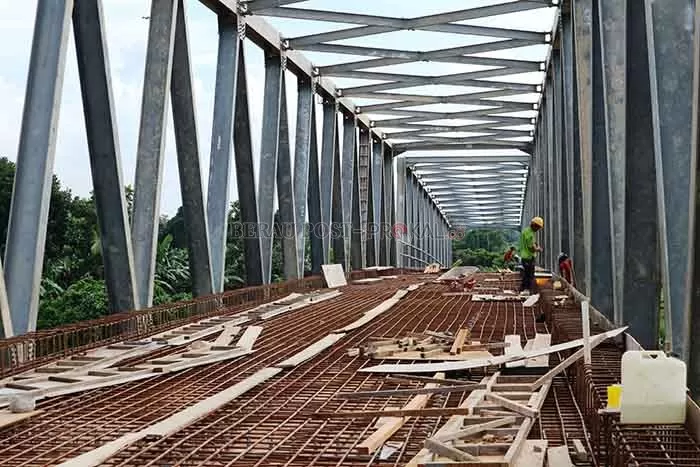 Pembangunan jembatan Bena Baru yang menghubungkan tiga kampung ditarget selesai bulan ini.