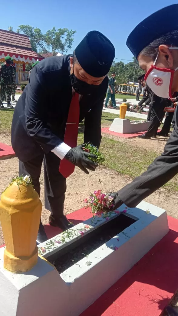 TABUR BUNGA: Wakil Ketua DPRD Berau Ahmad Rifai menaburkan bunga di makam pahlawan, usai mengikuti prosesi upacara HUT RI.