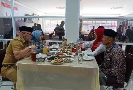 MENIKMATI: Wakil Bupati Agus Tantomo bersama istri, ditemani Zulkarnain Tanjung saat santap siang di Padang Kuring Restaurant, di Jalan SM Aminuddin, Selasa (18/8).