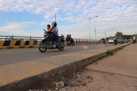 ALAMI PENURUNAN: Badan jalan di sekitar Jembatan Bujangga, Tanjung Redeb telah mengalami penurunan dan dikhawatirkan akan semakin parah ke depannya.