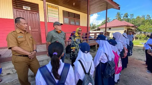 PROTOKOL KESEHATAN: Wakil Bupati Berau Agus Tantomo memberikan arahan kepada pelajar di Kampung Teluk Sumbang agar selalu menerapkan protokol kesehatan.