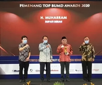 BUMD AWARD: Bupati Berau Muharram menerima penghargaan Top BUMD Award Tahun 2020 di Ballroom Hotel Sultan, Jakarta, kemarin (27/8).