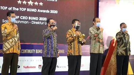 PERSEMBAHAN UNTUK MASYARAKAT: Direktur Perusahaan Umum Daerah (Perumda) Air Minum Batiwakkal Kabupaten Berau, Saipul Rahman saat menerima penghargaan TOP BUMD Awards 2020, kemarin.