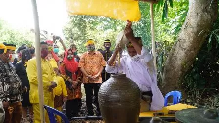 BENTUK DUKUNGAN: Agus Tantomo bersama Sultan Sambaliung Datu Amir pada acara 'Melas Kampung' di Kampung Suaran, Sambaliung.