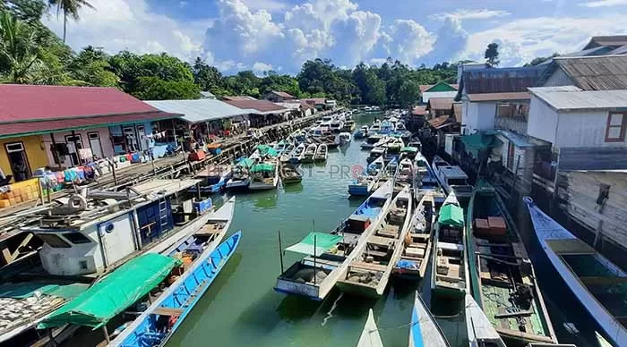 PADAT: Jumlah nelayan di Kampung Talisayan terus bertambah, dermaga kampung yang berada di bawah jembatan pun semakin padat.