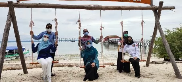 SINERGI PUSAT DAN DAERAH: Menteri Edhy Prabowo berfoto bersama Bupati Muharam usai kegiatan yang digelar di Pulau Maratua, Rabu (2/9).