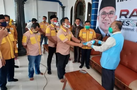 SERAHKAN DUKUNGAN: Ketua Punggawa Sanggam, Wahyu, menyerahkan komitmen dukungan kepada bakal calon bupati Muharram, usai deklarasi mendukung Ragam kemarin (6/9).