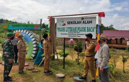 RESMIKAN: Bupati Berau Muharram meresmikan pojok baca di Kampung Pegat Bukur, Kecamatan Sambaliung.