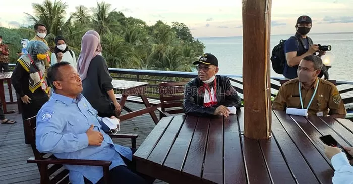 PELESTARIAN PENYU: Menteri Kelautan dan Perikanan Edhy Prabowo bersama Bupati Berau Muharram, melepaskan tukik saat kunjungan kerja ke Pulau Maratua, Kabupaten Berau, Selasa (1/9) lalu.